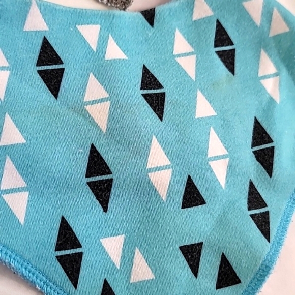 Bundle of 8 bibs, slight stains on a few - Picture 4 of 5